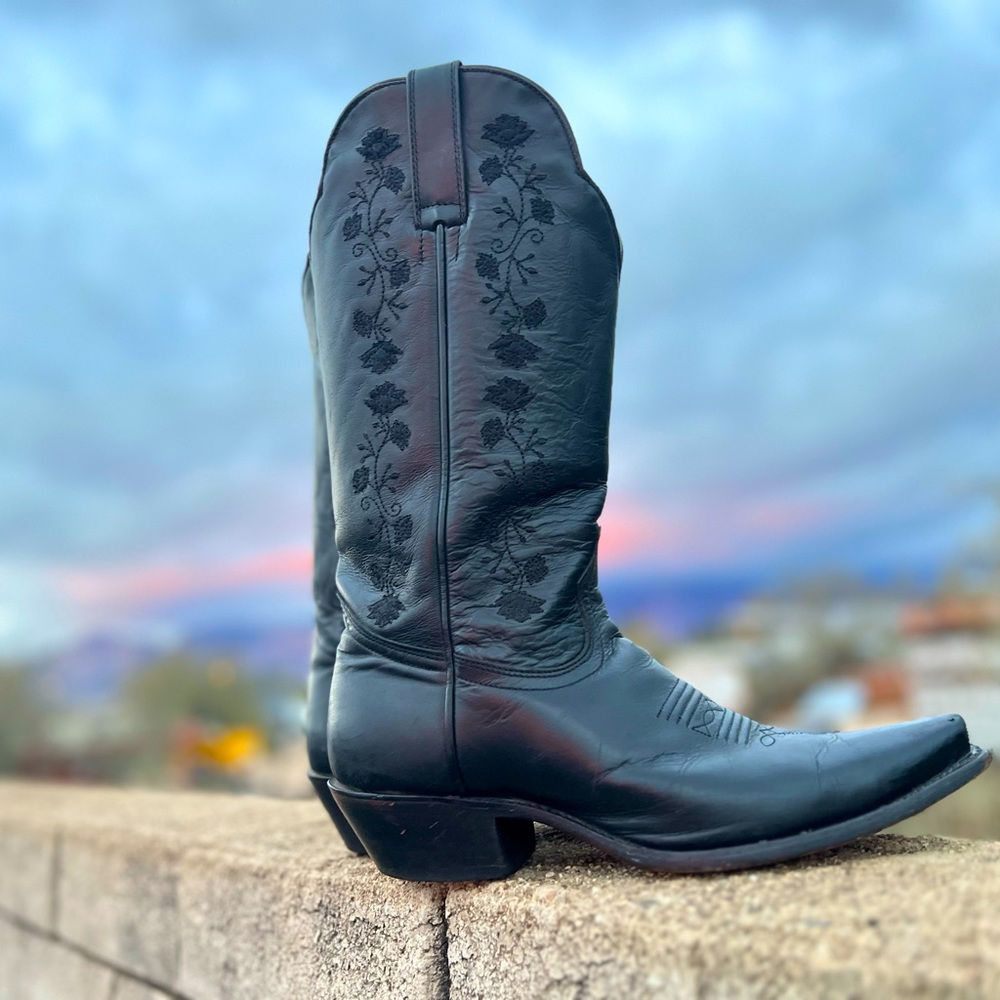 Women’s cowgirl black boots size 9
